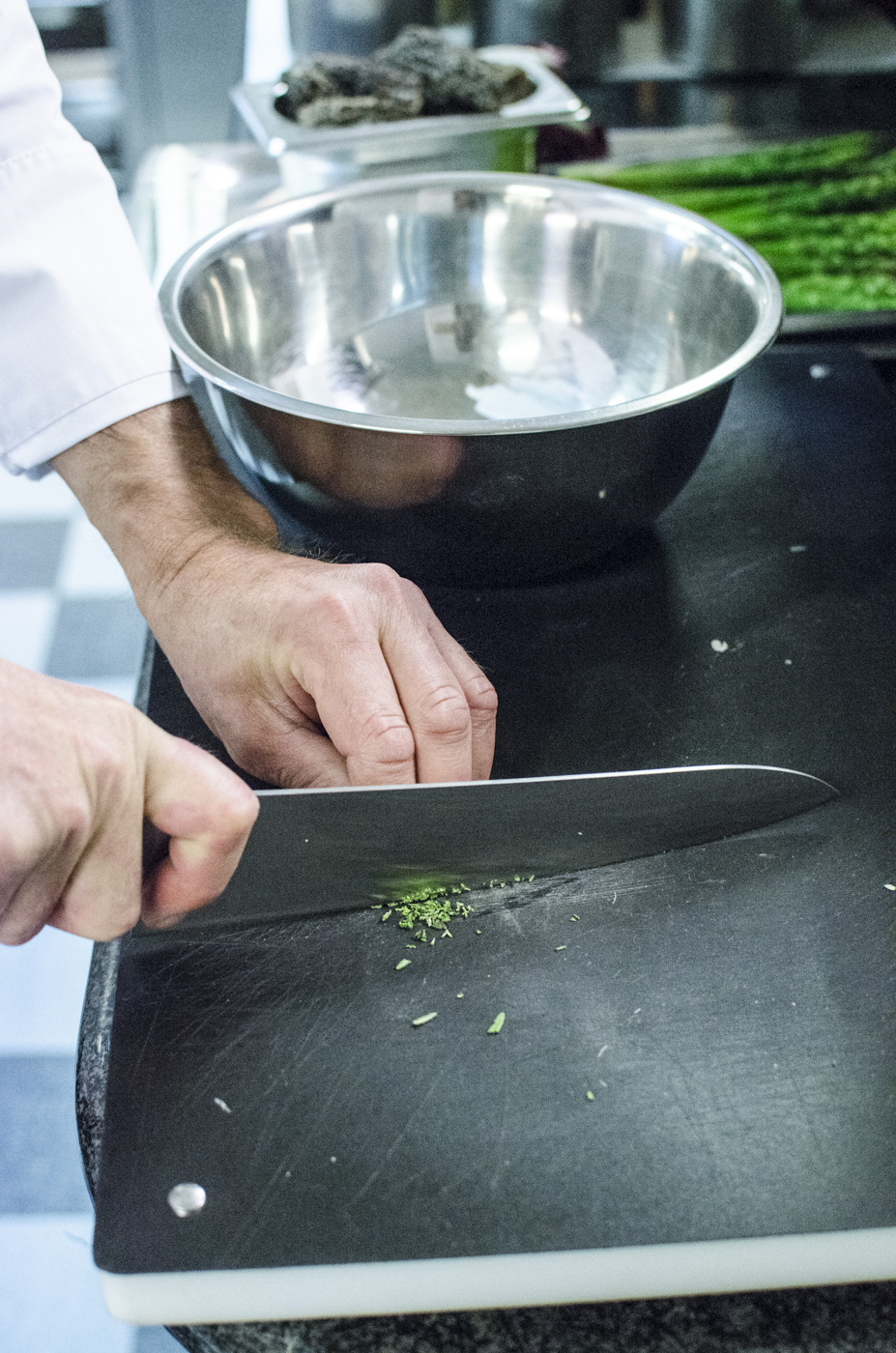 Roh marinierter Spargel mit gebratenem Tardivo und gebeizter Forelle ...