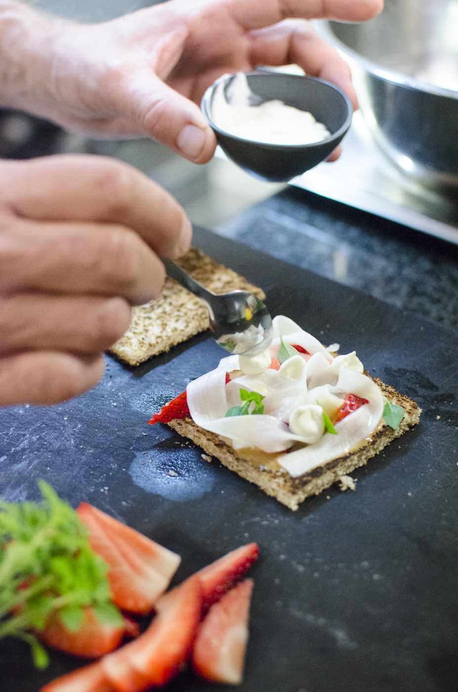 Dinkelvollkorntoast mit Erdnusbutter, rohem Spargel, Erdbeeren und Frischkäse-06