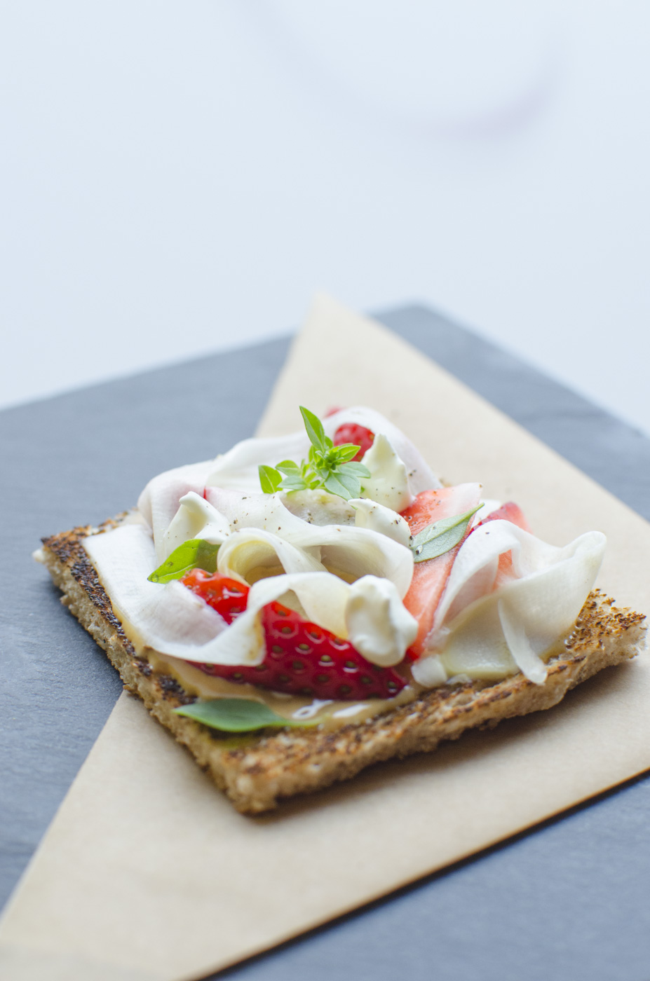 Dinkelvollkorntoast mit Erdnusbutter, rohem Spargel, Erdbeeren und Frischkäse-07