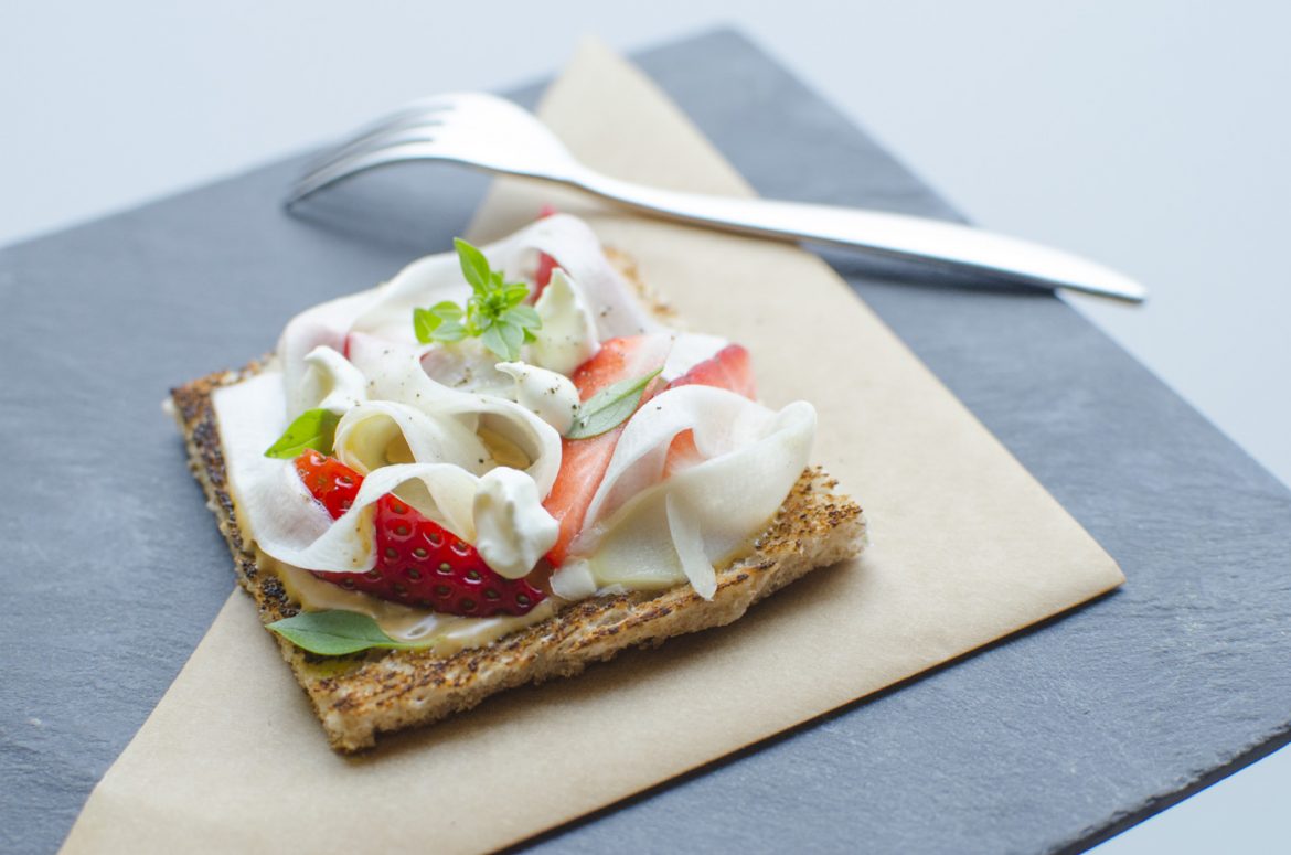 Dinkelvollkorntoast mit Erdnusbutter, rohem Spargel, Erdbeeren und Frischkäse-08