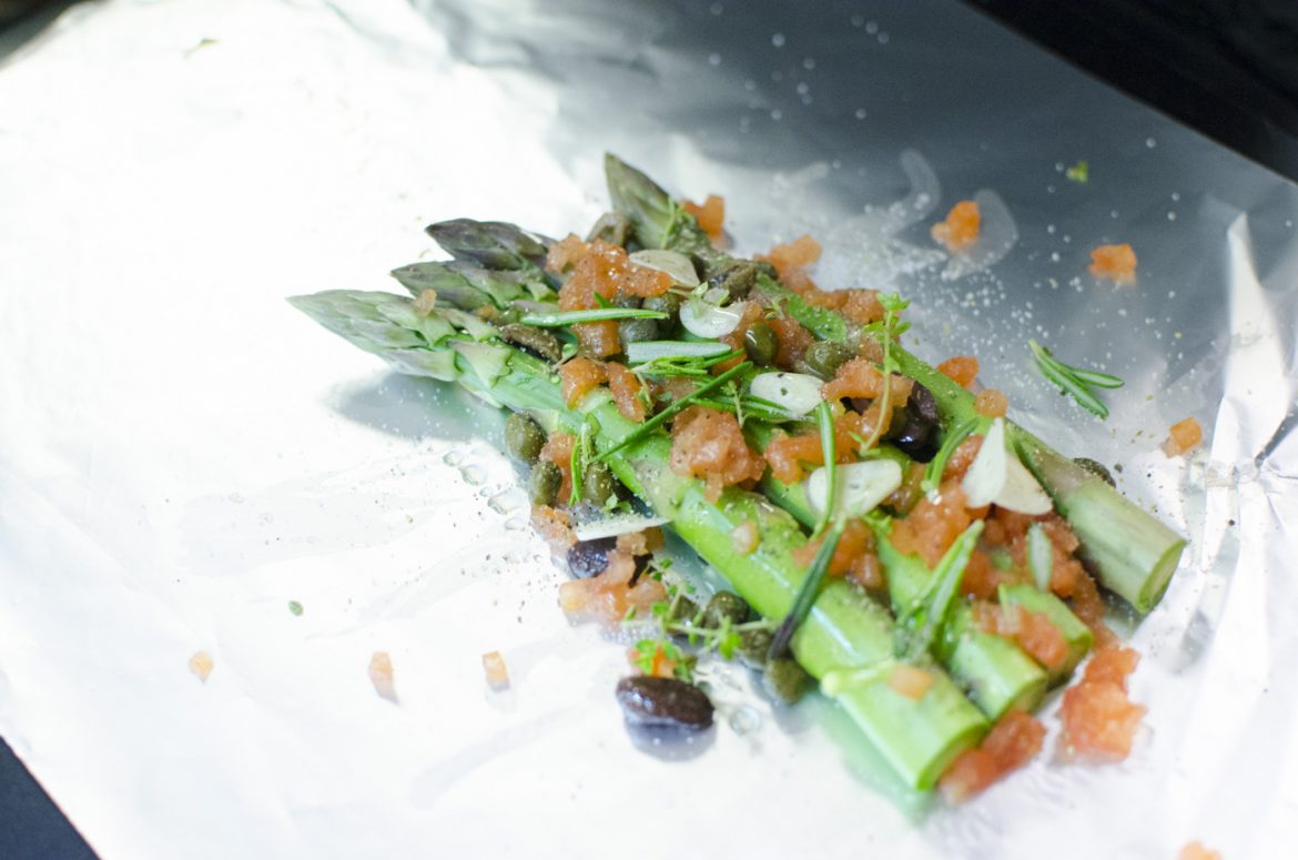 Geschmorter grüner Spargel mit Tomaten und Oliven -05