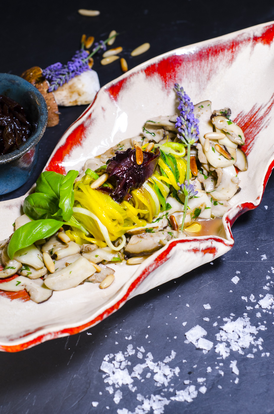Sautierte Steinpilze mit Zucchininudeln und Zwiebelmarmelade-03
