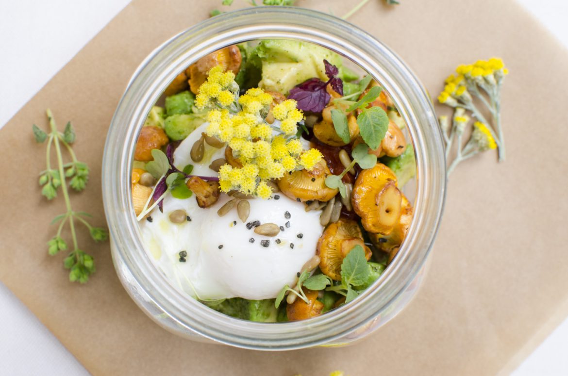 Pochiertes Ei mit Eierschwammerl, Avocado und Tomatenmarmelade-01