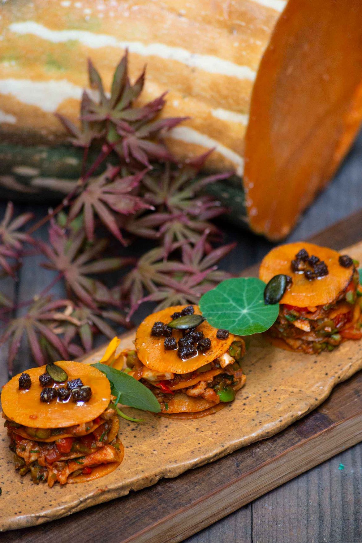 Gefüllte Kürbisblätter mit dicken Bohnen, Paprika und Steinpilzen - Essen Lieben