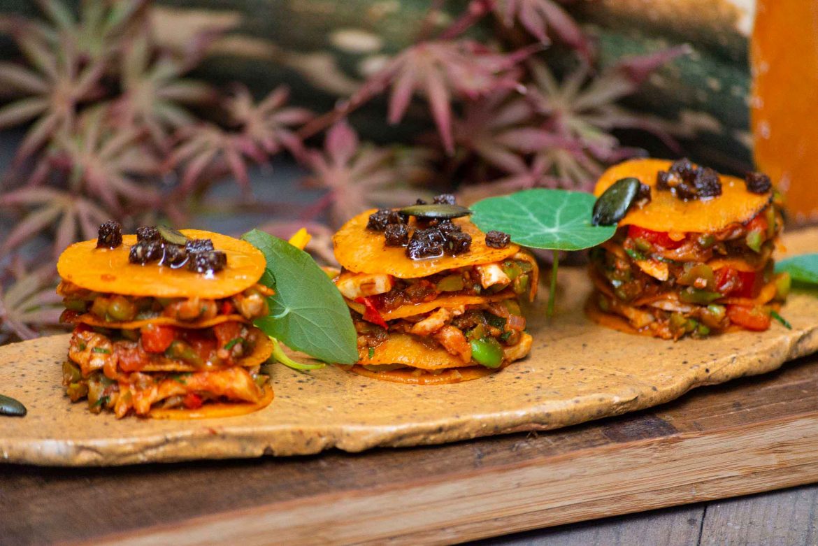 Gefüllte Kürbisblätter mit dicken Bohnen, Paprika und Steinpilzen - Essen Lieben